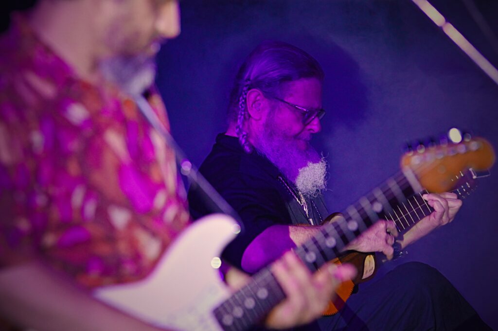 Gustavo Santaolalla y Maxi Prietto tocando El Palacio. 
Los Espíritus en el microestadio Ferro presentando el álbum La Montaña.