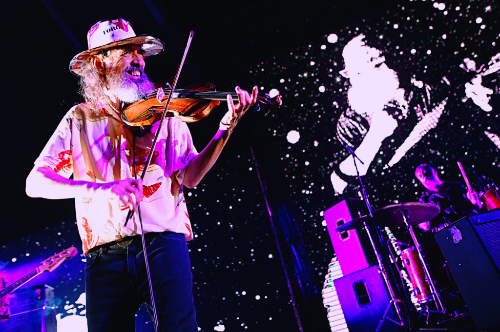 Javi Casalla en violín. Los Espíritus en el microestadio Ferro presentando el álbum La Montaña.