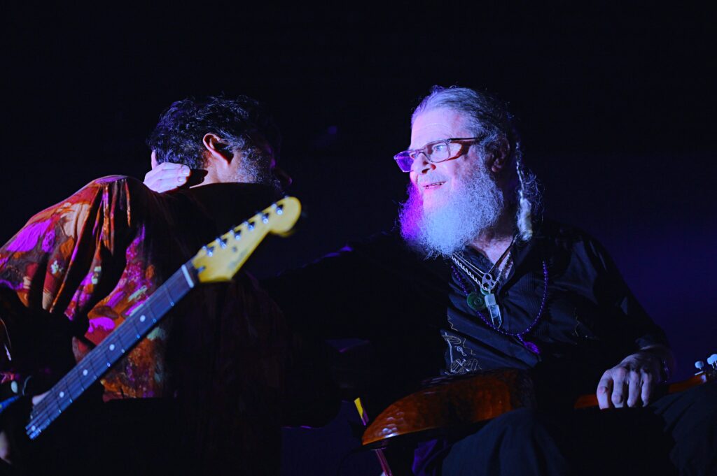 Maxi Prietto y Gustavo Santaolalla. 
Los Espíritus en el microestadio Ferro presentando el álbum La Montaña.