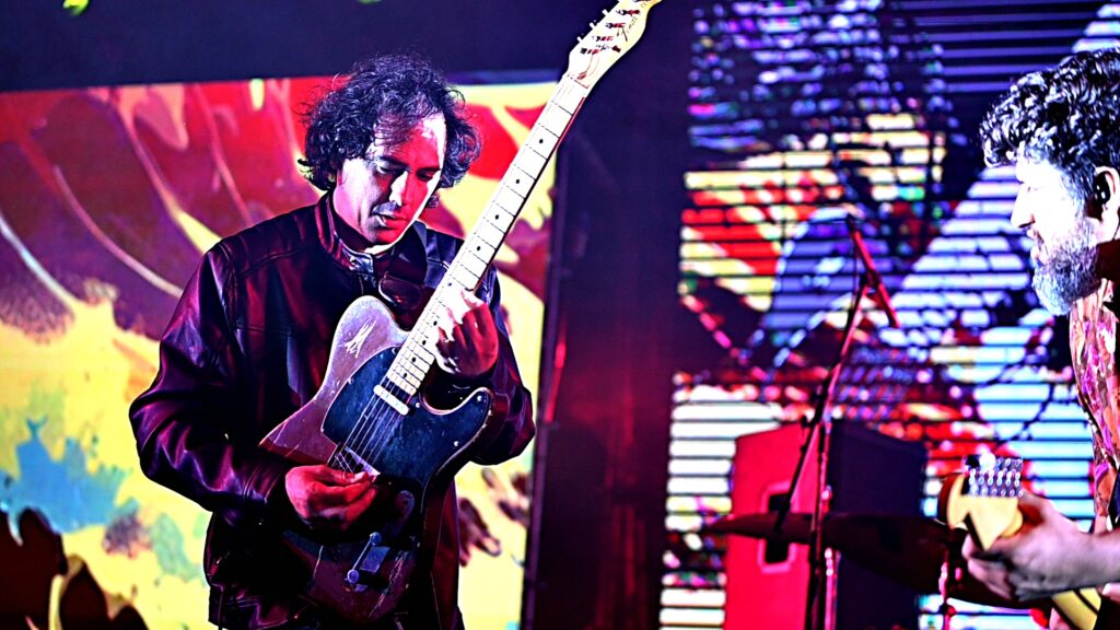 Felipe Barroso junto a Los Espíritus en el microestadio Ferro presentando el álbum La Montaña.