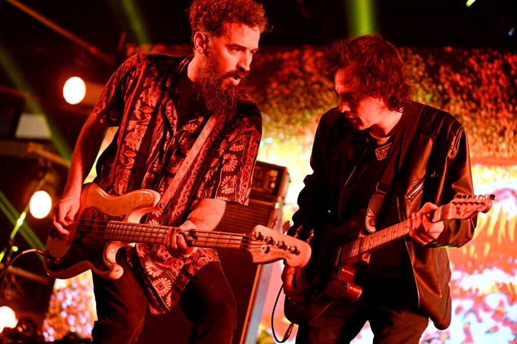 Martin Ferbat y Felipe Barroso tocando La Rueda que mueve al Mundo.
Los Espíritus en el microestadio Ferro presentando el álbum La Montaña.