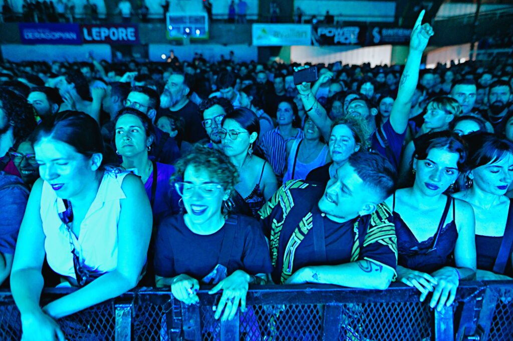 El público de Los Espíritus en el microestadio Ferro en la presentación del álbum La Montaña.