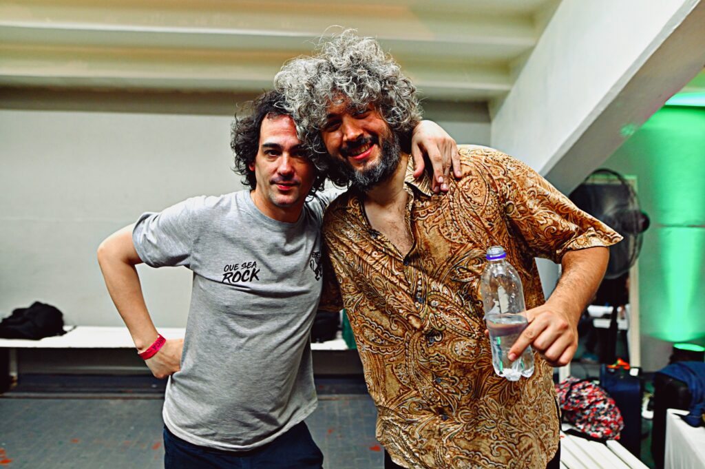 Miguel Mactas y Felipe Barroso en la presentación del álbum de Los Espíritus "La Montaña" en el microestadio Ferro.