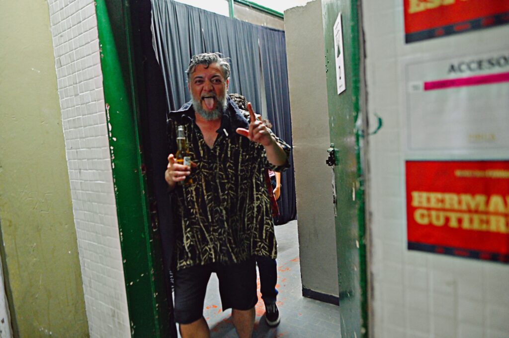 Pipe Correa, Los Espíritus saliendo al escenario del microestadio Ferro. Presentación del álbum "La Montaña"