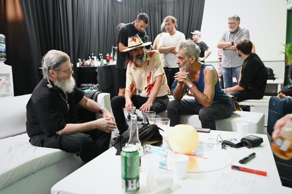 camarín, Backstage. Gustavo Santaolalla, Javi Casalla, Melingo.
Los Espíritus en el microestadio Ferro presentando el álbum La Montaña.