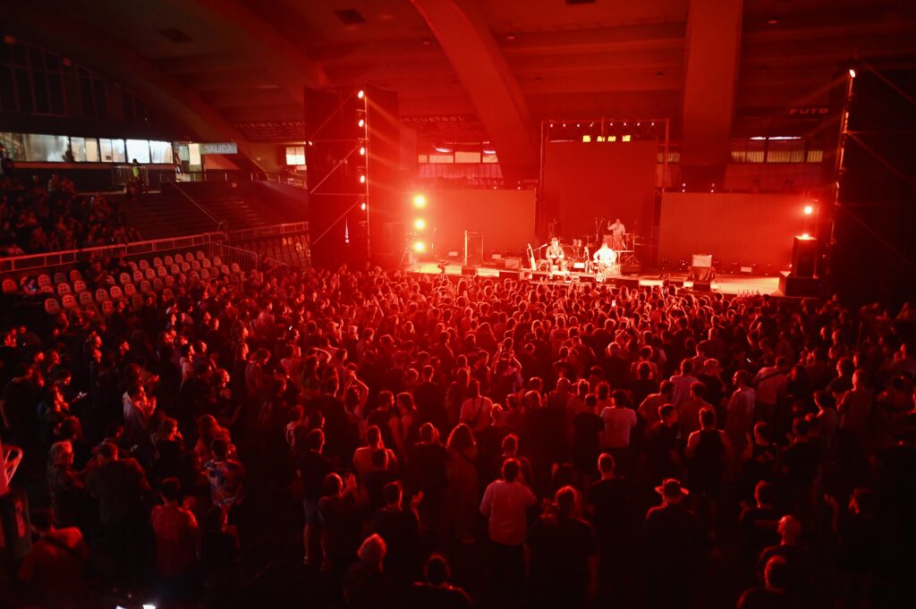 Hermanos Gutierrez en Microestadio de Ferro, abriendo el show de Los Espíritus. Presentación del álbum La Montaña.