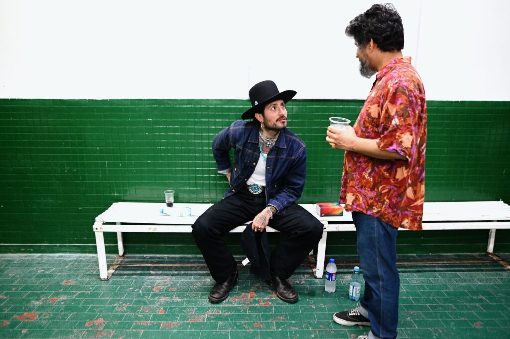Hermanos Gutierrez abriendo el show de Los Espíritus en Microestadio de Ferro. Maxi Prietto junto a Estevan Gutierrez.