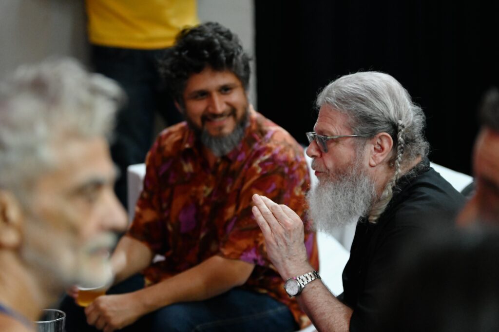 Maxi Prietto, Gustavo Santaolalla, Melingo. Backstage Micro Estadio Ferro.