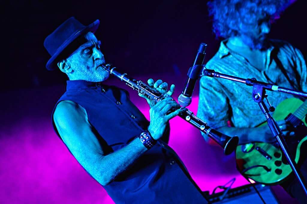 Melingo junto a Los Espíritus en las canciones Ramas y Buscando la luz. Microestadio Ferro. 1/12/2023.