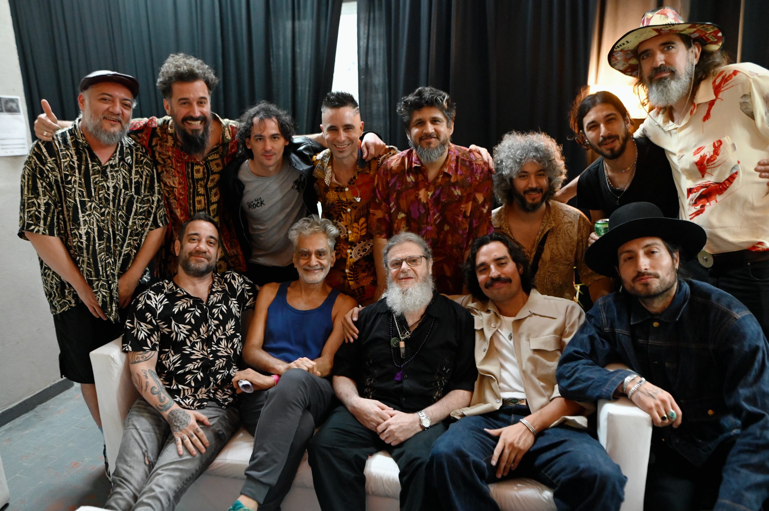Micro Estadio Ferro, Backstage, Los Espíritus (Maxi Prietto, Miguel Mactas, Martin Ferbat, Pipe Correa, Luciano Scalera) junto a Gustavo Santaolalla, Daniel Melingo, Hermanos Gutierrez, Javi Casalla, Pity Fernandez, Las Pastillas del abuelo, Felipe Barroso, Intoxicados.